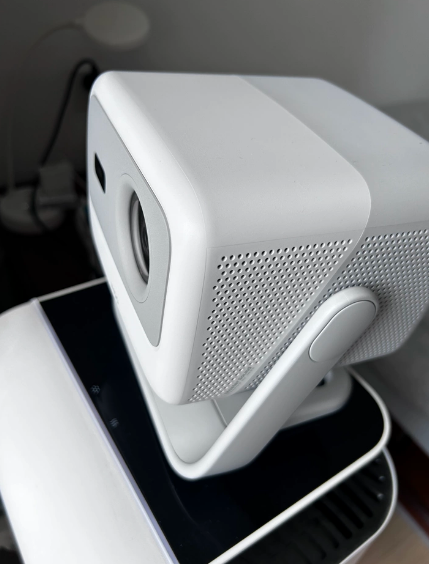 لجهاز العرض الذكي JMGO N1S Nan - مراجعة Smart Home Outdoor وسعره